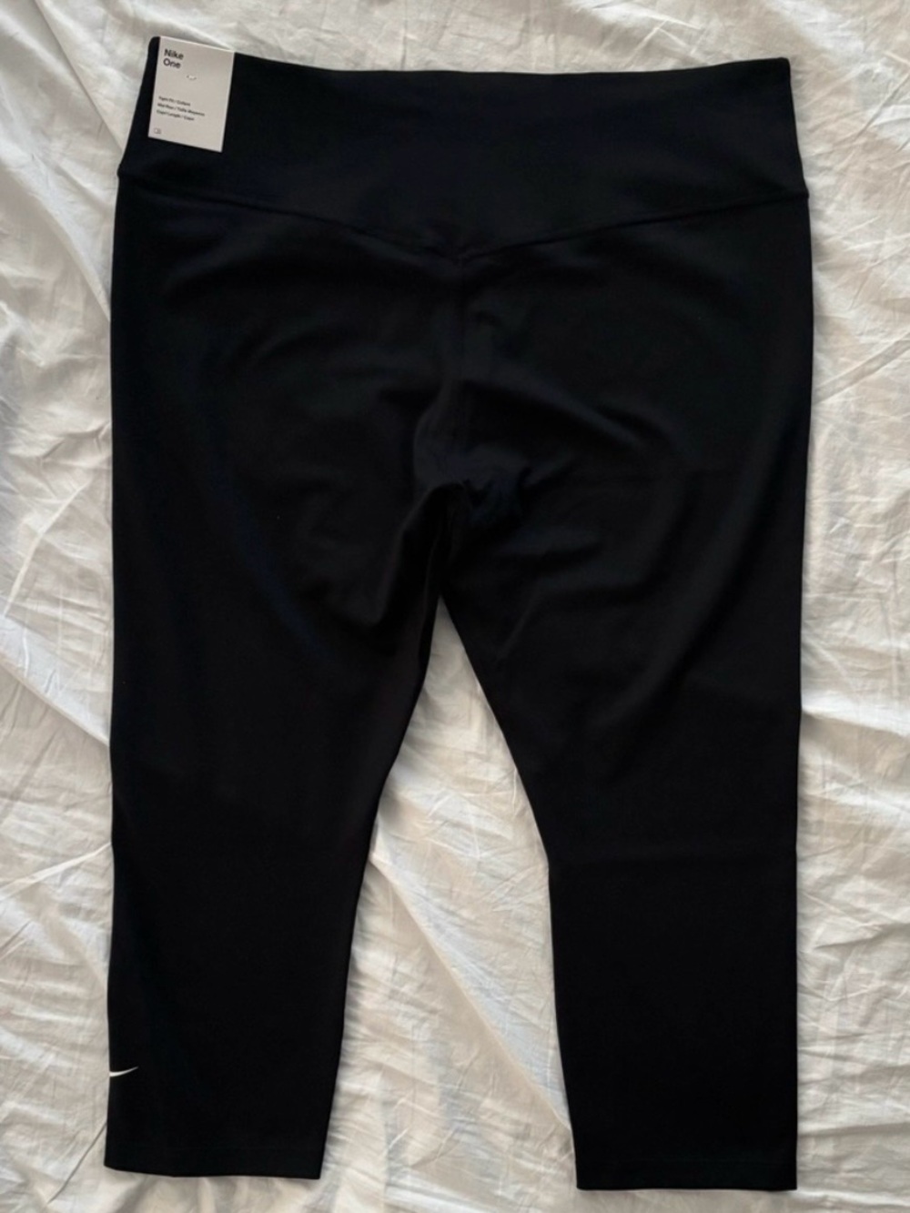 NWT Nike One Tight Fit Mid Rise Capri Length Leggings Sz L Large Athleisure - Picture 2 of 13